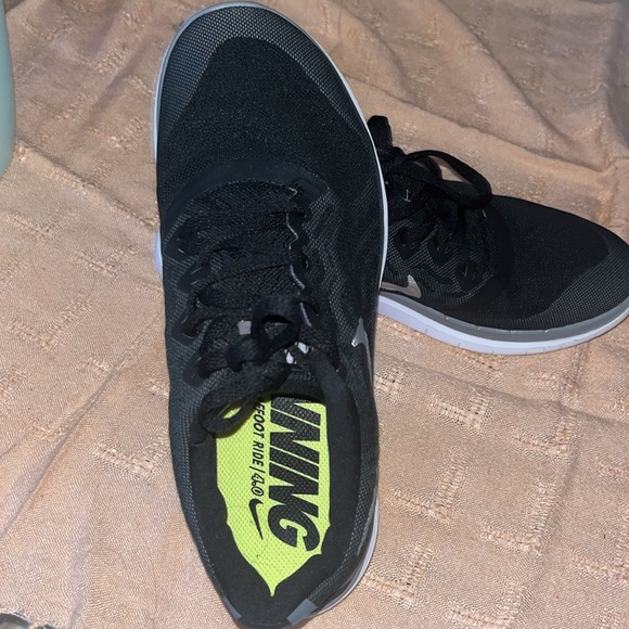 Womens size 9 running shoe - Picture 2 of 5